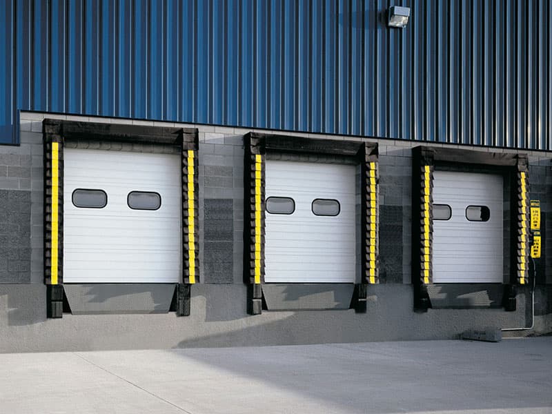 Andén de carga con puertas seccionales industriales — EUS Industrial Doors